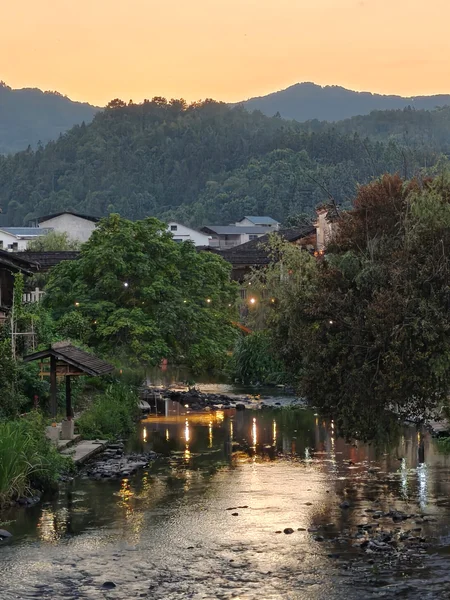 溪流、亭子与远处的群山