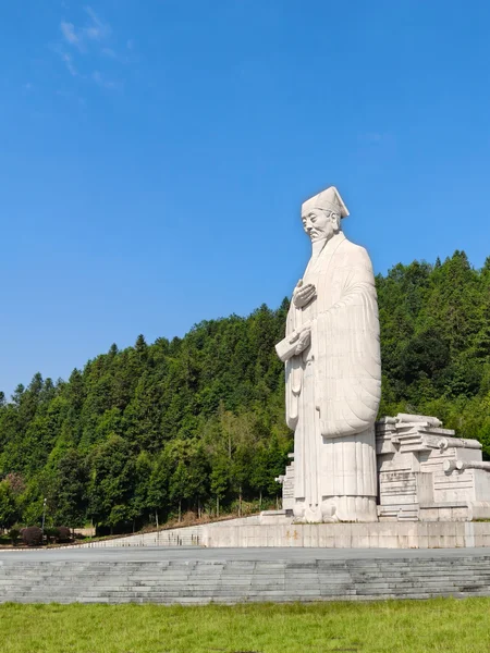 山坡上的白色雕像