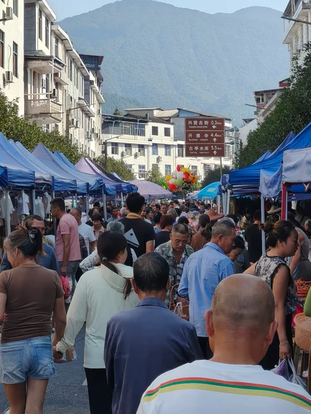街道上的人群与山间建筑