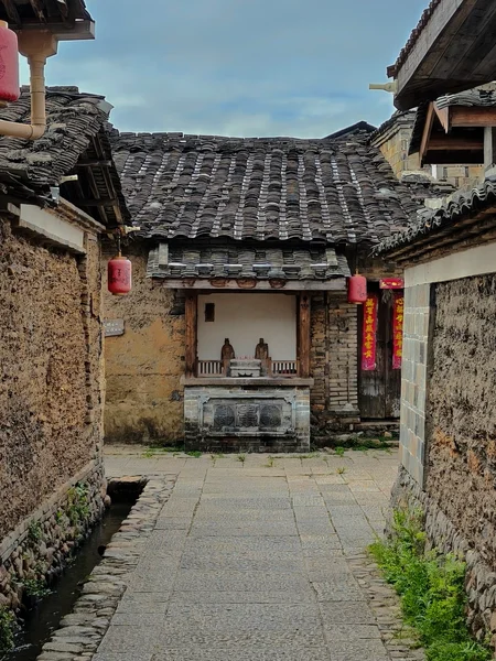 巷子尽头的传统建筑