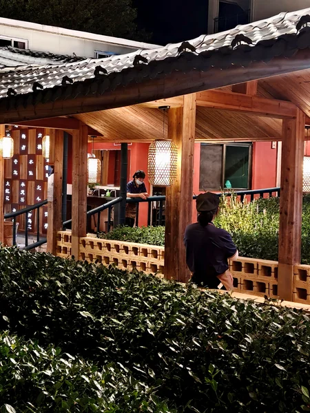 夜晚灯光下的木质廊亭