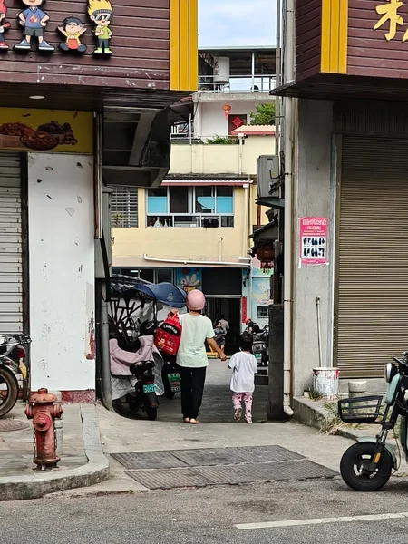 街边的店铺与行人