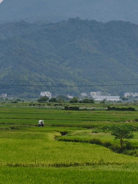 山峦、田野与远处的村庄