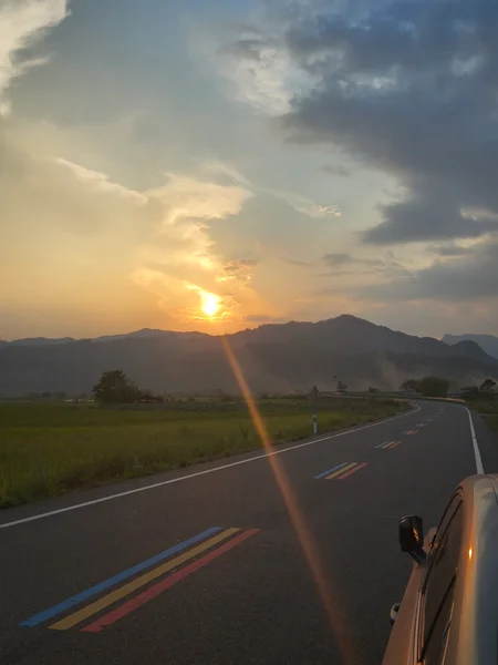 夕阳下通往群山的公路
