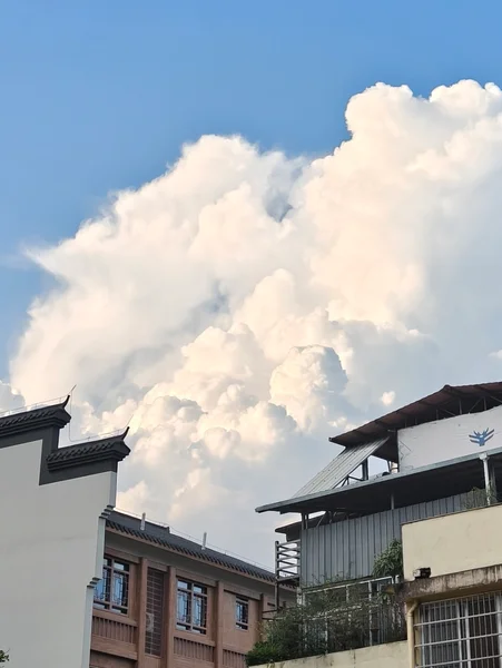 屋檐上方的白云与蓝天