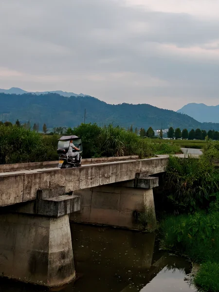 傍晚的石桥与远处的山峦