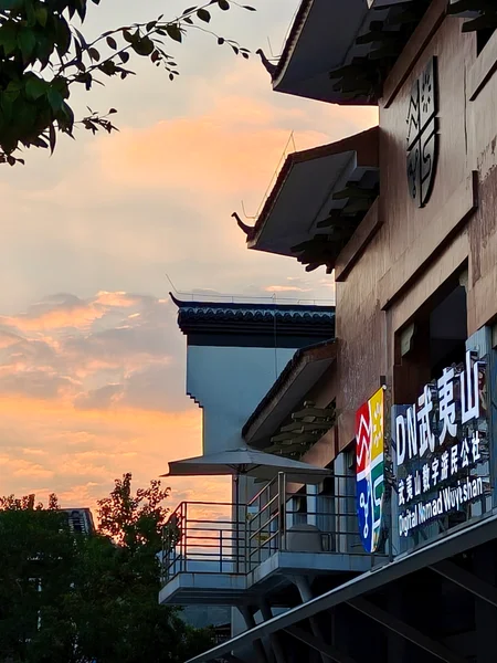 晚霞下的街道与屋檐
