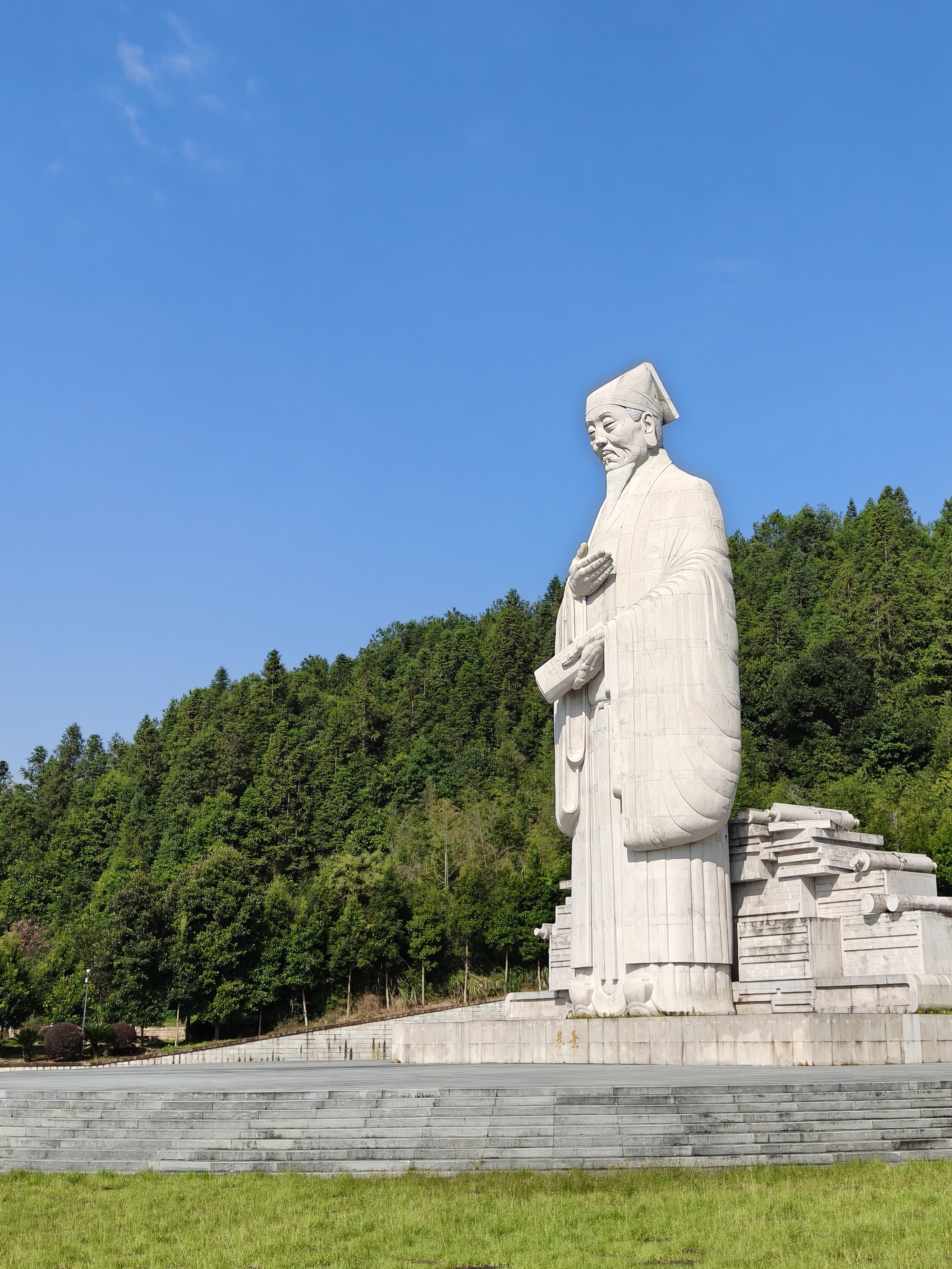山坡上的白色雕像