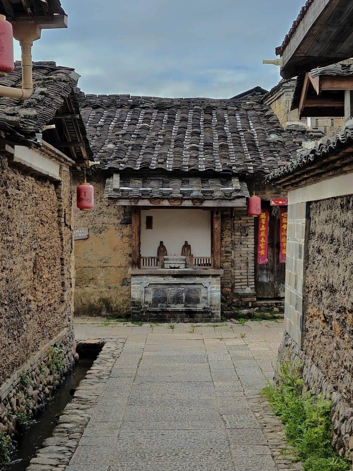 巷子尽头的传统建筑