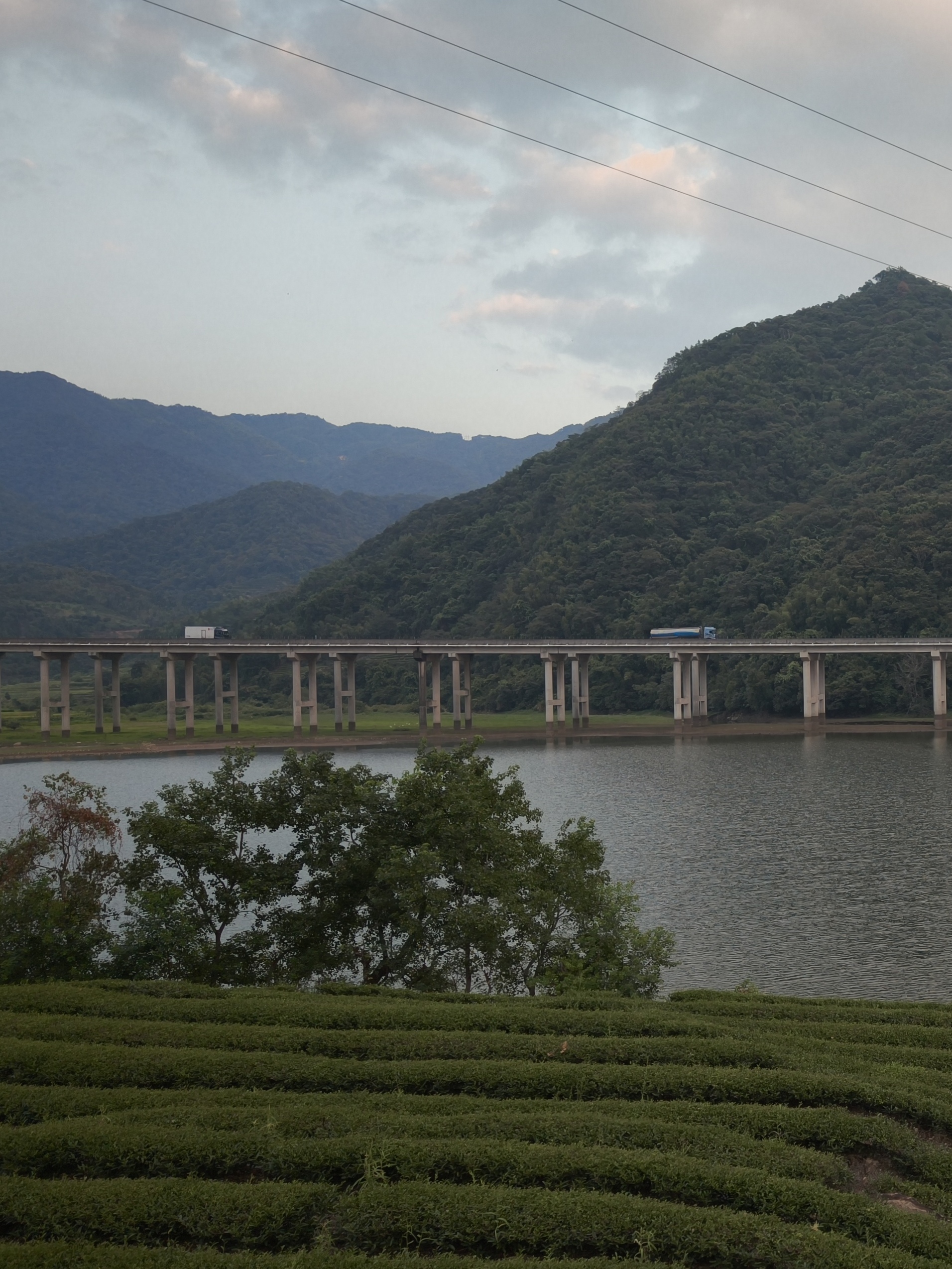 山脚下的建筑与田地