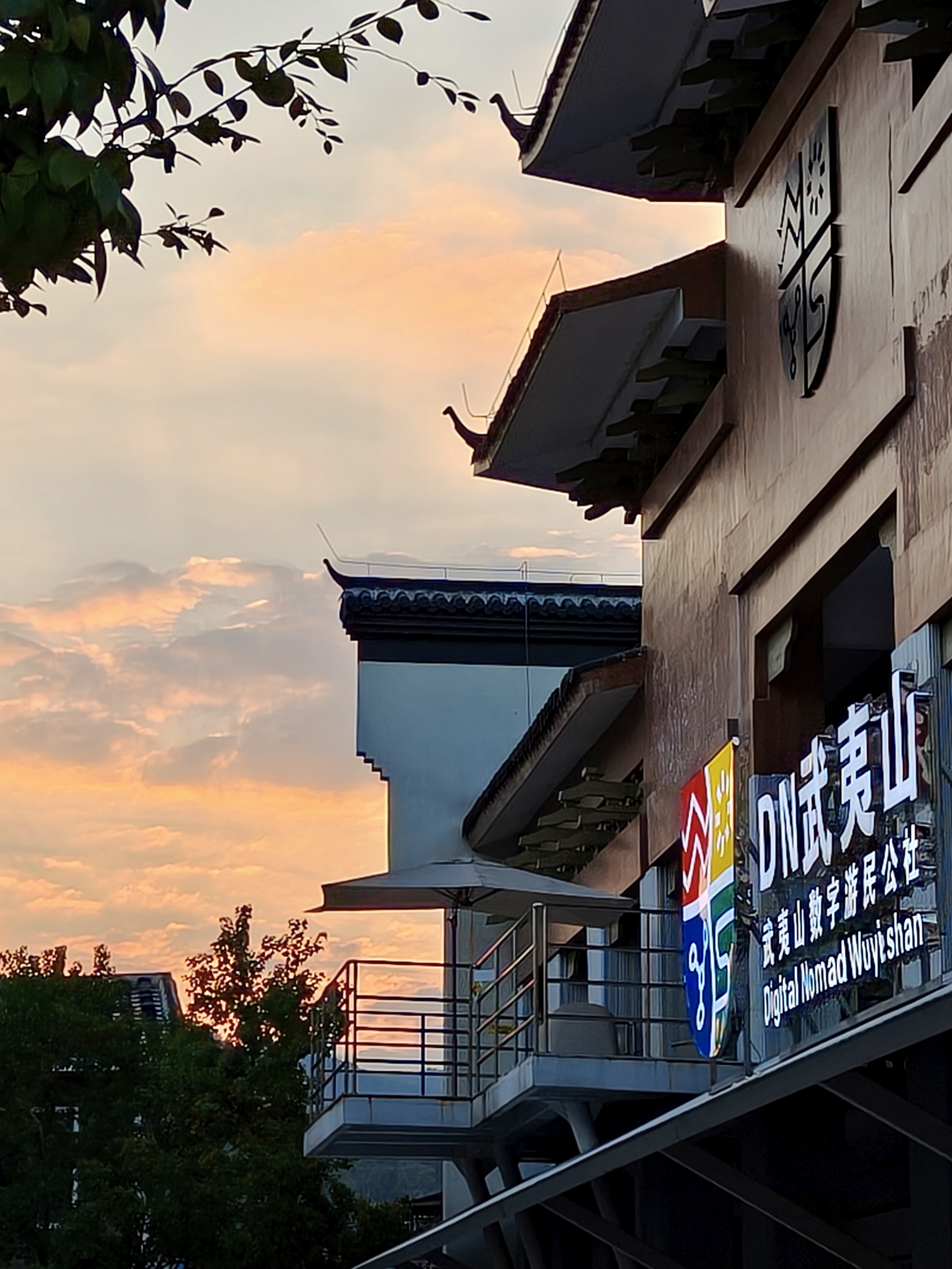 晚霞下的街道与屋檐
